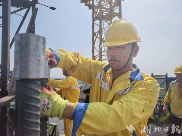 通达配资 汗珠砸钢筋“嗞啦”消失 汉南大桥建设者高温下勇刷进度条